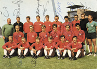 Bergmann-Farbkarte Hannover 96 1969/70  mit faksimilierten Unterschriften der Spiele und 16 Originalsignaturen der Spieler und des Trainers Cajkovski, 14,5x10,5 cm.<br>-- Schtzpreis: 40,00  --
