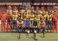 Bergmann-Sammelbild von 1979/80. Farb-Mannschaftsbild mit 22 Originalsignaturen von Eintracht Braunschweig. 14,5x10,5 cm.