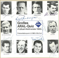 Groe Werbeblatt "Groes ARAL - Quiz "Fuball - Weltmeisterschaft 1966" Preisverteilung am 4.8.1966 in Bochum. Mit den Portrts bekannter deutscher Nationalspieler und den original Signaturen aller abgebildeten Spieler, 20x19 cm unter Passepartout (30x28,5