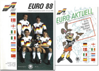 Offizielles Gesamtprogramm der UEFA Euro 1988 in Deutschland und Programm zum Spiel England v Republik Irland am 12.6. in Stuttgart. Mit original Signatruen der Spieler von Irland auf dem Einband.<br>-- Schtzpreis: 75,00  --