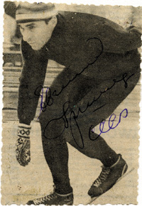 (1931-2005) S/W-Magazinfoto mit Originalsignatur von Jewgeni Grischin (USR). Eisschnelllauf Olympiasieger von 1956 + 1960 + 1964 (4x Gold, 1x Silber ber 500 + 1500 m). 11,5x8 cm.