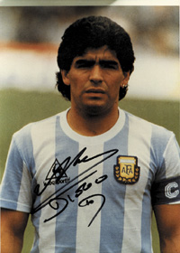(1960-2020) Groes Farb-Reprofoto mit Originalsignatur der argentinischen Fussball-Legende Diego Armando Maradona, 28x20 cm.<br>-- Schtzpreis: 100,00  --