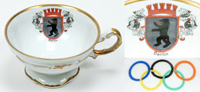 Kaffeetasse, innen mit dem Berliner Wappen und Olympischen Ringen bedruckt. Hersteller: "Hertel-Jacob, Rehau Bavaria". Hhe: 5,8 cm.