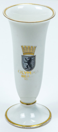 Vase mit dem Stadtwappen von Berlin und der Aufschrift  Olympia Berlin 1936". Hersteller: "Hutschenreuther, Abteilung fr Kunst" Hhe: 14,5 cm.<br>-- Schtzpreis: 80,00  --