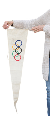 Groe dreieckige Fahne aus Leinen von den Olympischen Spielen 1936. Farbig aufgestickte Olympischen Ringen. 91x23 cm.<br>-- Schtzpreis: 100,00  --