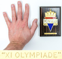 Offizielle Erinnerungsplakette des hollndischen Schwimmverbandes an die Olympischen Spiele Berlin 1936. Groe farbig emaillierte Plakette "KNZB" (10x6,5 cm) und eine gravierte vergoldete Plakette mit der Aufschrift "XI Olympiade", Beides montiert auf eine