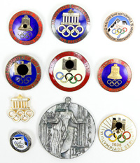Kleine Sammlung von 9 verschiedenen Abzeichen und einer Medaille zu den Olympischen Spielen Berlin 1936. Alle Nachkriegsproduktionen. Die Stcke wurden zwischen 1945 und 1990 produziert. Abzeichen sind alle farbig emailliert.<br>-- Schtzpreis: 200,00  --