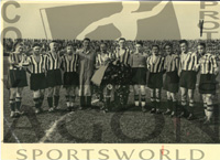 Groformatiges Mannschaftsfoto der Stuttgarter Kickers, ca. 1937, 23,5x16,6cm.