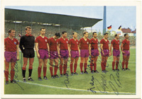 Sammelbild (BERGMANN-Verlag Automatenserie 1967/68) mit Mannschaftsbild des FC Bayern Mnchen mit allen 6 Originalsignaturen der Spieler. 9,5x6,5 cm.<br>-- Schtzpreis: 35,00  --