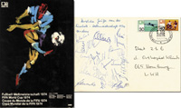 Farb-Gropostkarte mit offiziellem Plakatmotiv der Fuball - Weltmeisterschaft 1974. Mit 21 Signaturen der deutschen Weltmeister von 1974. 21x14,5cm.