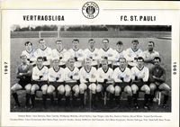 Offizielles Mannschaftsbild " Vertragsliga FC St.Paui 1967/1968" mit 18 original Signaturen der Spieler des FC St.Pauli (komplett signiert!). 27x19 cm.<br>-- Schtzpreis: 50,00  --