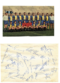 Farbiges Magazinbild der Mannschaft von Eintracht Braunschweig von ca. 1967 und einem Blancobeleg mit 20 Originalsignaturen der Spieler.Beides montiert auf Karton, 30x21 cm.<br>-- Schtzpreis: 50,00  --