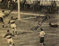 S/w-Zeitungsfoto vom Spiel beider Fuball _ Weltmeisterschaft 1954 Trkei-Deutschland (1:4) am 17.06.54 mit Originalsignatur von Fritz Laband (1925-1982) und Toni Turek (1919-1984. 9,3x7,2 cm.