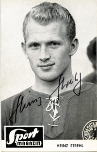 (1938-1986) s/w-Sammelbild "Sport Magazin" ca. 1964 mit Originalsignatur von Heinz Strehl, 4-fachenr Nationalspieler vom 1.FC Nrnberg. 14 x 9,5 cm.