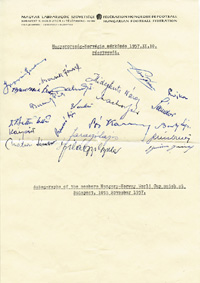 Briefbogen des ungarischen Fuballverbandes mit 21 original Signaturen der ungarischen Nationalmannschaft vom Lnderspiel Ungarn - Norwegen am 10.11.1957, darunter die Spieler der Fuball-Weltmeisterschaft 1954 (Hidegkuti, Boszik, Sandor, Grocsis u.a.) 21x