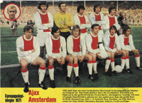 Farbmagazinfoto mit der Mannschaft von Ajax Amsterdam "Europapokalsieger 1971" mit 11 Originalsignaturen der damaligen Spielern, 30x22 cm.<br>-- Schtzpreis: 120,00  --