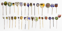 Kleine Sammlung mit 33 Fuballpins von verschiedenen Vereinen (26 deutsche und 7 internationale). Pins ca 1955-1970.<br>-- Schtzpreis: 40,00  --