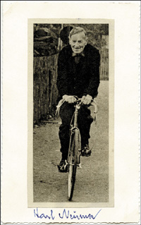 (1887-1984) Karteikarte mit Originalsignatur von Karl Neumer (GER) mit aufmontiertem Magazinfoto. Gewinner der Silber- und Bronzemedaille bei den Olympischen Spielen 1908 im Radrennen. 15x10 cm.
