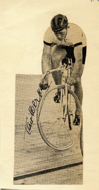 (1912-1944) S/W-Zeitungsbild von Toni Merkens (GER) mit original Signatur in Tinte. Olympiasieger 1936 Radsport (1000m-Sprint). 15x6 cm.