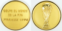 Coupe du Monde da la FIFA France 1998 Teilnehmermedaille fr die Spieler, Trainer und Funktionre der Mannschaften der Fuballweltmeisterschaft in Frankreich 1998. Bronze, vergoldet. Hersteller: Bertoni, 5 cm.