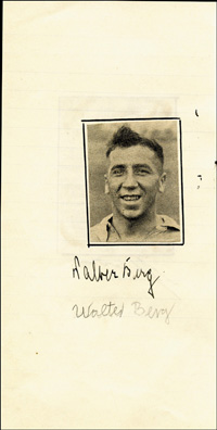 (1916-1949) Autogrammbuchseite mit Originalsignatur von Walter Berg (1 A-Lnderspiel; Schalke 04). Mit aufmontiertem Magazinfoto von Berg. Unterschrift in schwarzer Tinte, 16x8,5 cm.