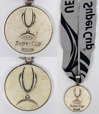 Offizielle Siegermedaille von Barcelona CF fr das Endspiel um den Supercup am 25.8.2006 in Monaco: CF Barcelona v Sevlilla FC (0:3) mit der Aufschrift "UEFA Super Cup 2006". Silber (gepunzt, 925er Silber, Gewicht: 66 Gramm), 5 cm mit original Seidenband.