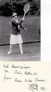 (1905-1998) Karteikarte mit Originalsignatur und Skizze (datiert 1981) von Helen Wills (USA). Verstorbene zweifache Tennis-Olympiasiegerin 1924 und 19malige Grandslam-Gewinnerin. 13x7 cm.<br>-- Schtzpreis: 150,00  --
