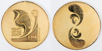 Offizielle Teilnehmermedaille fr Funktionre "FIFA Confederations Cup South Africa 2009". Bronze, vergoldet, 5 cm.<br>-- Schtzpreis: 150,00  --