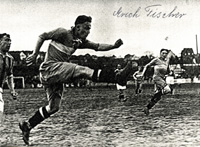 (1909-1990) fotokopiertes s/w-Foto mit Originalsignatur von Erich Fischer (2 DFB A- Fuball Lnderspiele 1932/1933; Pforzheim). 15x10,5 cm.