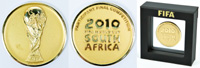 PARTICIPNAT FINAL COMPETITION. FIFA World Cup South Africa 2010 Offizielle Teilnehmermedaille nur fr die Spieler der Fuball-Weltmeisterschaft 2010. Bronze, vergoldet 5,0 cm. Im Originaletui.<br>-- Schtzpreis: 380,00  --