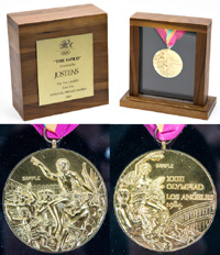 Eine wunderschn prsentierte Goldmedaille, die Jostens speziell fr das Olympische Komitee von Los Angeles und die XXIII. Olympiade kreiert hat. Die angebotene vergoldete Mustermedaille, die das Design der echten, in Los Angeles verliehenen Medaillen wide