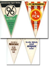 10 verschiedene Kunststofffhnchen aus der Bundesligasaison 1966/67. mehrfarbig bedruckt. Je 11x7 cm Mit verschiedenen Aufdrucken auf der Rckseite (Nescafe oder Nesquick).<br>-- Schtzpreis: 50,00  --