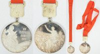 Silbermedaille fr den 2.Platz im Fechten bei den Olympischen Sommerspielen Mexiko 1968. Silber (121 Gramm), vergoldet, 6 cm mit versilberter Plakette mit dem Symbol fr Fechten. Mit orginal orangenem Seidenband.