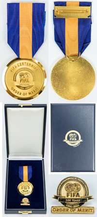 FIFA-Orden FIFA-Centennial ORDER OF MERIT 2004 in Gold. In Originalkassette mit dazugehrige Ordenspin. Gre der Kassette 16,5x11xx3,5 cm; Order of Merit vergoldet, 4,5 cm mit original Seidenband; Pin, vergoldet, 2,5x2,2 cm.