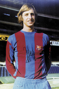 (1947-2016) Farb-Reprofoto mit Originalsignatur von Johan Cruyff im Trikot des FC Barcelona. Niederlndischer Vize-Weltmeister 1974 und 1978. 30x20,5 cm.<br>-- Schtzpreis: 60,00  --