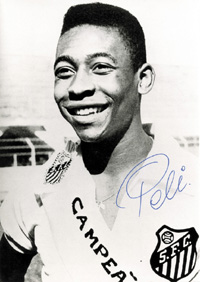 (1940-2022) S/W-Reprofoto mit Originalsignatur von Pele im Trikot des FC Santos. Brasilianischer Fuball - Weltmeister 1958, 1962 und 1970. 23x17 cm.<br>-- Schtzpreis: 75,00  --