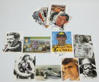 21 Autogrammkarten, Fotos und Reprofotos alle mit original Signaturen von Formel-1 Weltmeistern, Formel-1 Fahrern und Motorrad Grand Prix Fahrern, 26x20,5 cm bis 15x10,5 cm.<br>-- Schtzpreis: 130,00  --