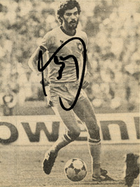 (1954-2011) S/W-Magazinfoto mit Originalsignatur von Socrates. Teilnehmer Fuball - Weltmeisterschaft 1982 und 1986 mit Brasilien. 13.5x10,5 cm.