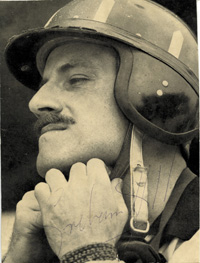 (1929-1975) Original Autograph auf S/W.Magazinfoto des 2fachen Formel-1 Weltmeisters von 1962 + 1968 Graham Hill (176 Grand Prix). 18,5x14 cm.