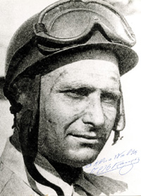 (1911-1995) Original Autograph auf S/W-Reprofoto von Juan Manuel Fangio. Argentinische Rennfahrerlegende und 5facher Formel I-Weltmeister 1951-57. 24,5x17,5 cm.