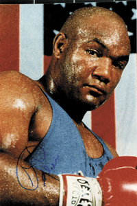 Farb-Reprogrofoto mit Originalsignatur von Boxlegende George Foreman (USA). Olympiasieger 1968 im Schwergewicht und mehrfacher Weltmeister im Schwergewicht. 30,5x20 cm.