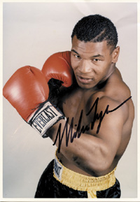 Groes Farbfoto mit original Signatur von Mike Tyson, Ex-Box-Weltmeister im Schwergewicht, 25,5x17,5 cm.<br>-- Schtzpreis: 100,00  --