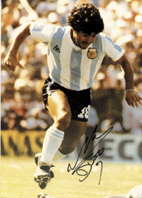 (1960-2020) Groformatiges Farbreprofoto mit original Signatur der Fuballlegende Diego Maradona, argentinischer Weltmeister 1986. 28x20,5 cm.<br>-- Schtzpreis: 100,00  --