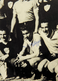 (1926-2015) S/W-Reprofoto mit Originalsignatur von Alcides Ghiggia. Weltmeister 1950 mit Uruguay in Brasilien und Siegestorschtze zum 2:1 gegen Brasilien. 17x13 cm.