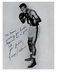 (1935-2006) s/w-Autogrammblatt mit Originalwidmung von Floyd Patterson. US-amerikanische Box-Legende, Goldmedaillen-Gewinner Olympia 1952 im Mittelgewicht, Schwergewichts-Weltmeister 1956-1959 und erneuter Schwergewichts-Weltmeister 1960-1962. 27,5x21 cm.