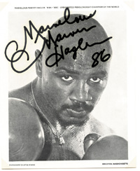 s/w-Autogrammkarte mit Originalsignatur von "Marvelous" Marvin Hagler (datiert 85). Ehemaliger US-amerikanischen Profiboxer und ungeschlagener Mittelgewichts-Weltmeister 1980-1987.Gilt als einer der besten Mittelgewichts-Boxer aller Zeiten (67 Kmpfe/62 Si