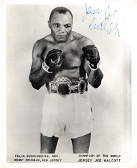 (1914-1994) S/W-Grofoto mit Originalsignatur von Jersey Joe Walcott (USA), Box-Weltmeister von Juli 1951 bis September 1952. 25.5x20,5 cm.