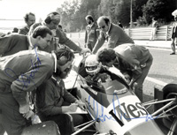 (1958-1986) S/W-Pressefoto mit Originalsignatur des 2maligen Grand Prix Siegers von 108 Formel 1-Rennen Elio de Angelis (ITA) und Signatur von Christian Danner. 21,5x16 cm.