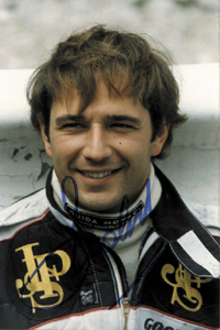 (1958-1986) Farbfoto mit Originalsignatur des 2maligen Grand Prix Siegers von 108 Formel 1-Rennen Elio de Angelis (ITA). 15x10 cm.<br>-- Schtzpreis: 100,00  --