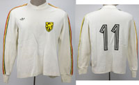 Original Spielertrikot (match worn shirt) der belgischen Nationalmannschaft mit der Rcken Nummer 11. Getragen von Willy Wellens am 26.3.1977 im Qualifikationsspiel zur Fuball Weltmeisterschaft 1978 Belgien v Niederlande (0:2). Spielspuren. Status:AAB.